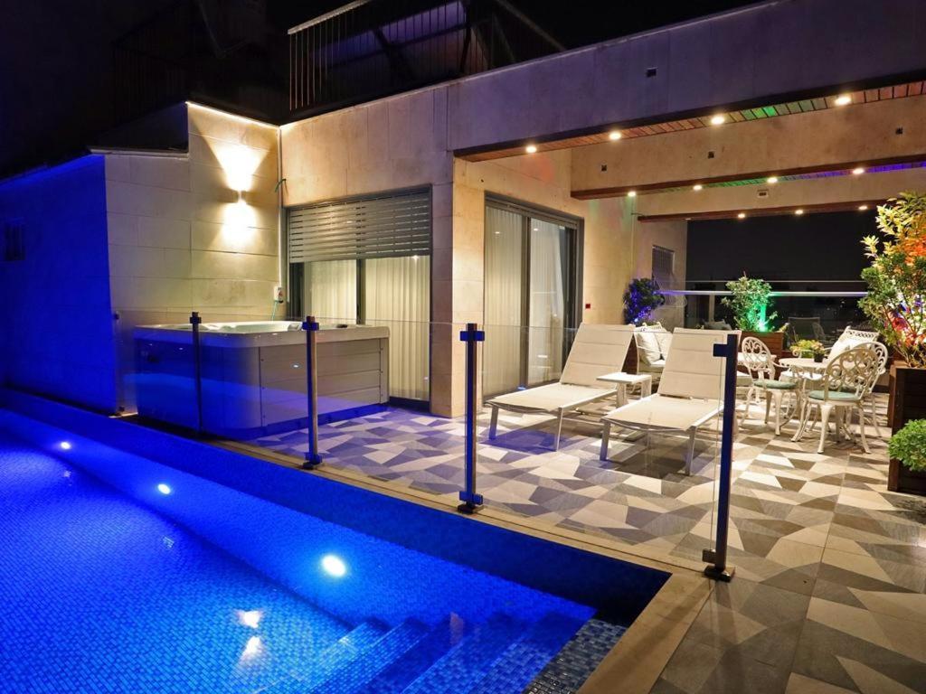 Luxury Rooftop Apartment In 内坦亚 外观 照片